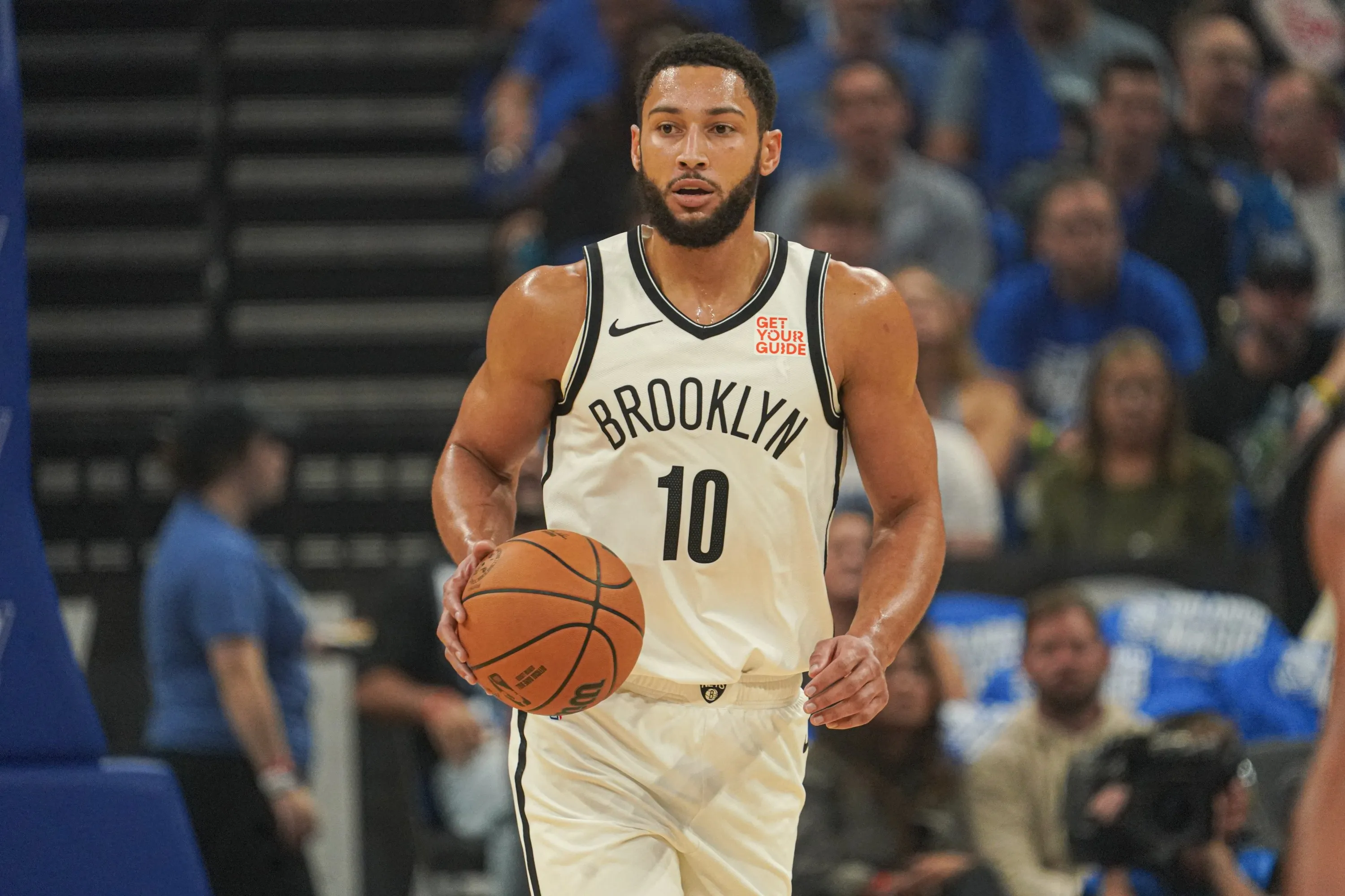 人主场取得惊险胜利,西蒙斯表现抢眼 人主场取得惊险胜利,西蒙斯表现抢眼