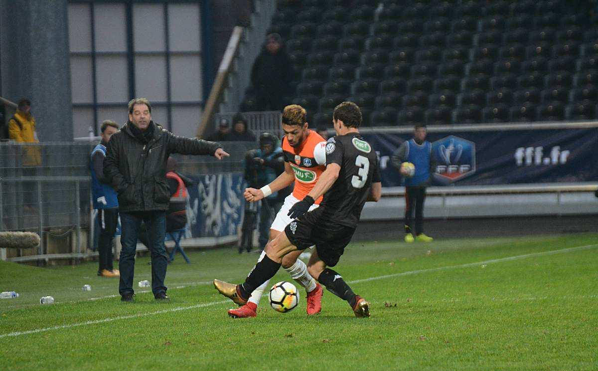 包含里尔遭遇客场惨败，劣势不断扩大的词条