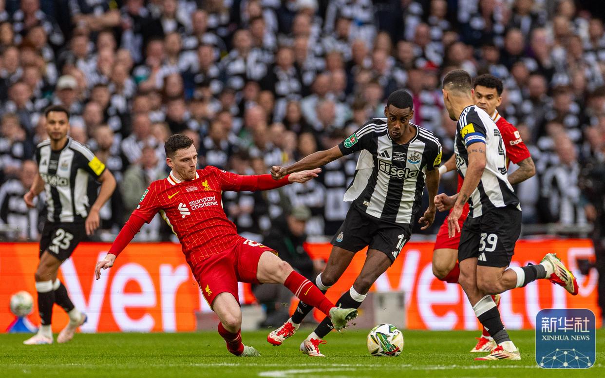 爱游戏在线-英格兰大获胜利，领跑小组赛