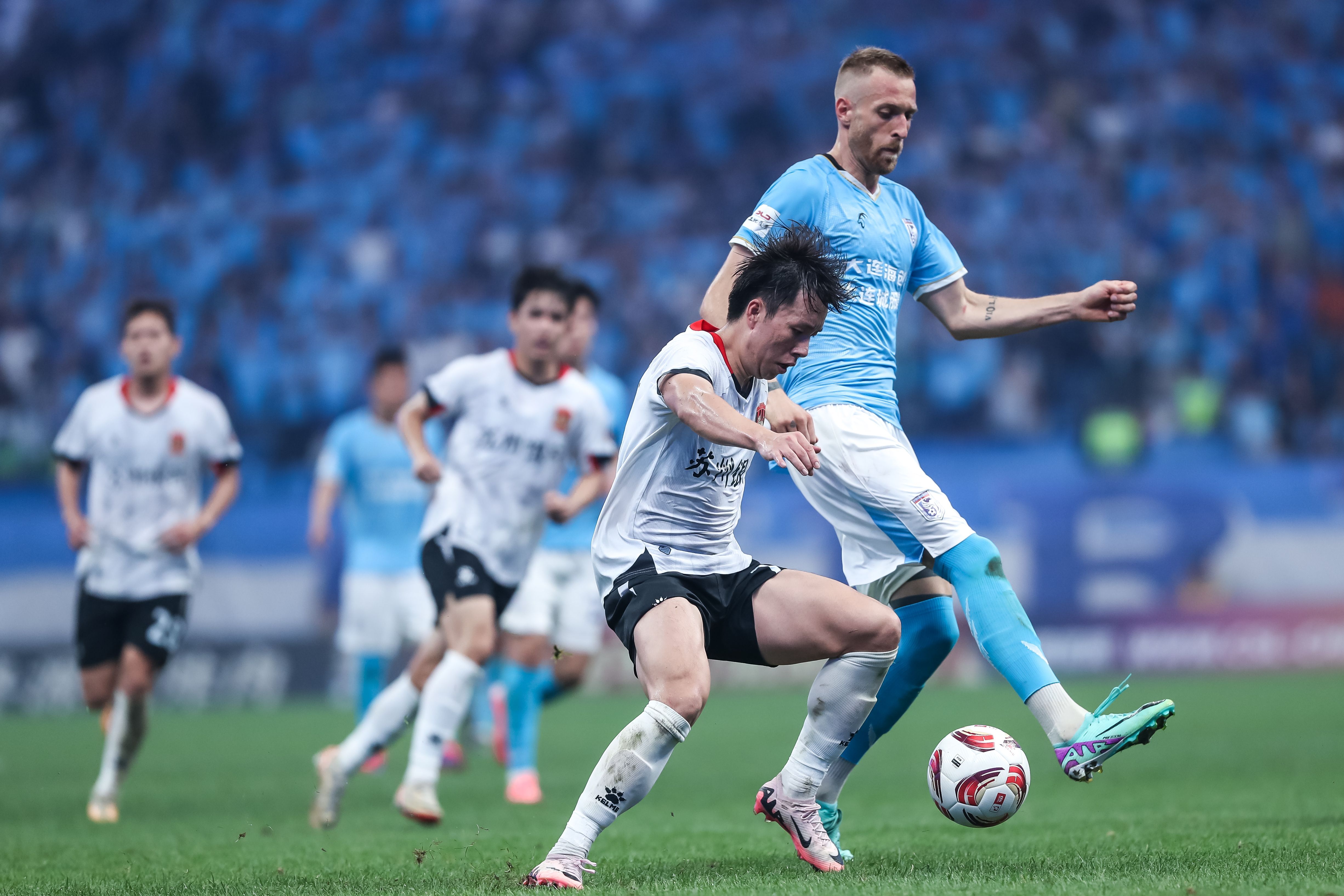 爱游戏在线-激烈角逐！球场风云再起，悬念迭起的简单介绍