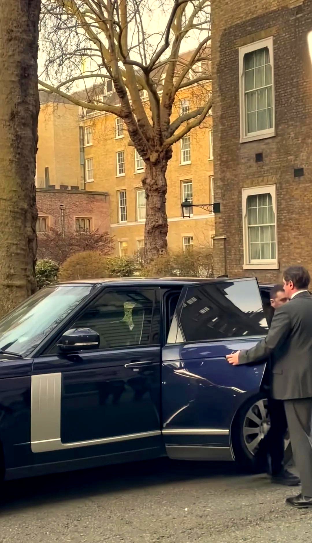 威廉姆斯横扫阿斯顿马丁，塞恩斯惊艳四座的简单介绍