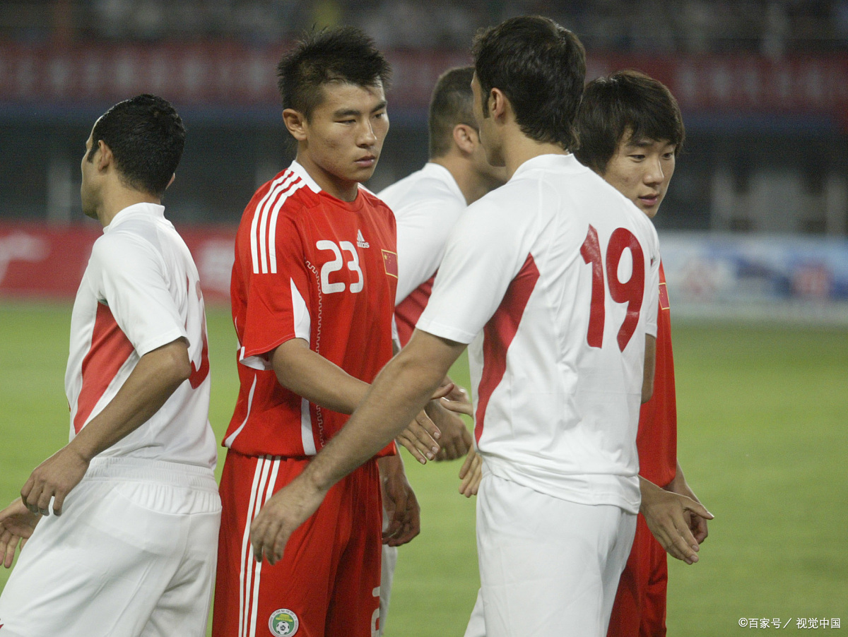 足球明星球员争夺个人荣誉，中国选手表现抢眼