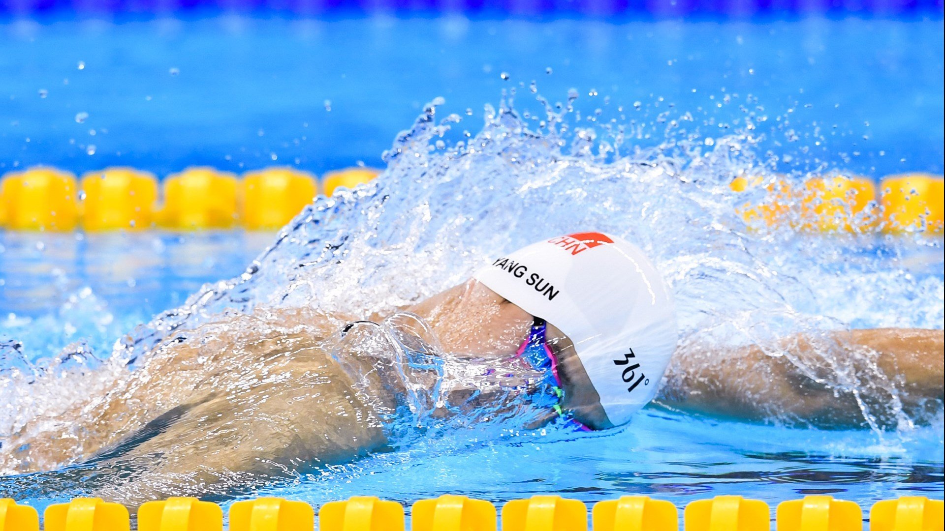 法比尼奥，当巴拉圭的群山压向波兰，他独自扛起整片天空